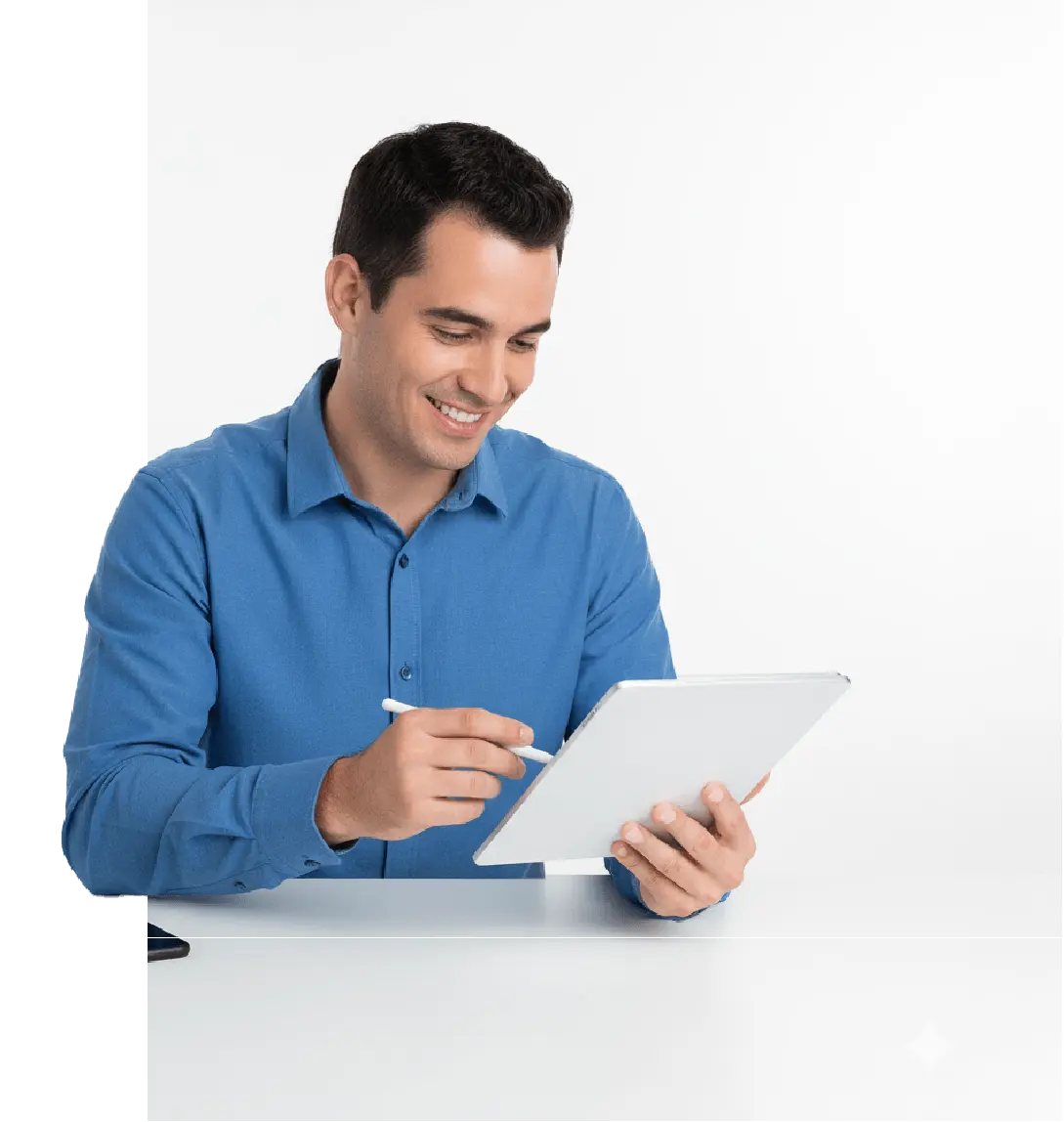 Hombre solicitando cotización con tablet